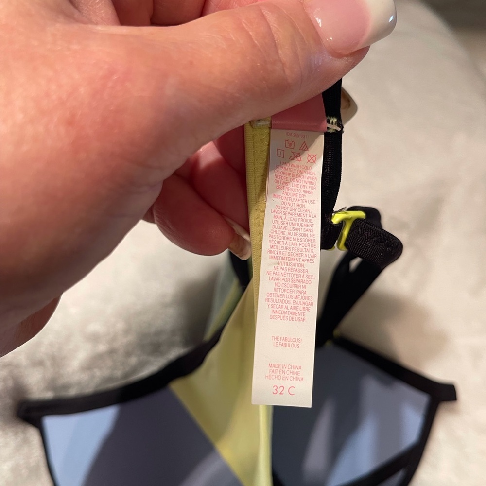 Victoria’s Secret 32C - Picture 6 of 7